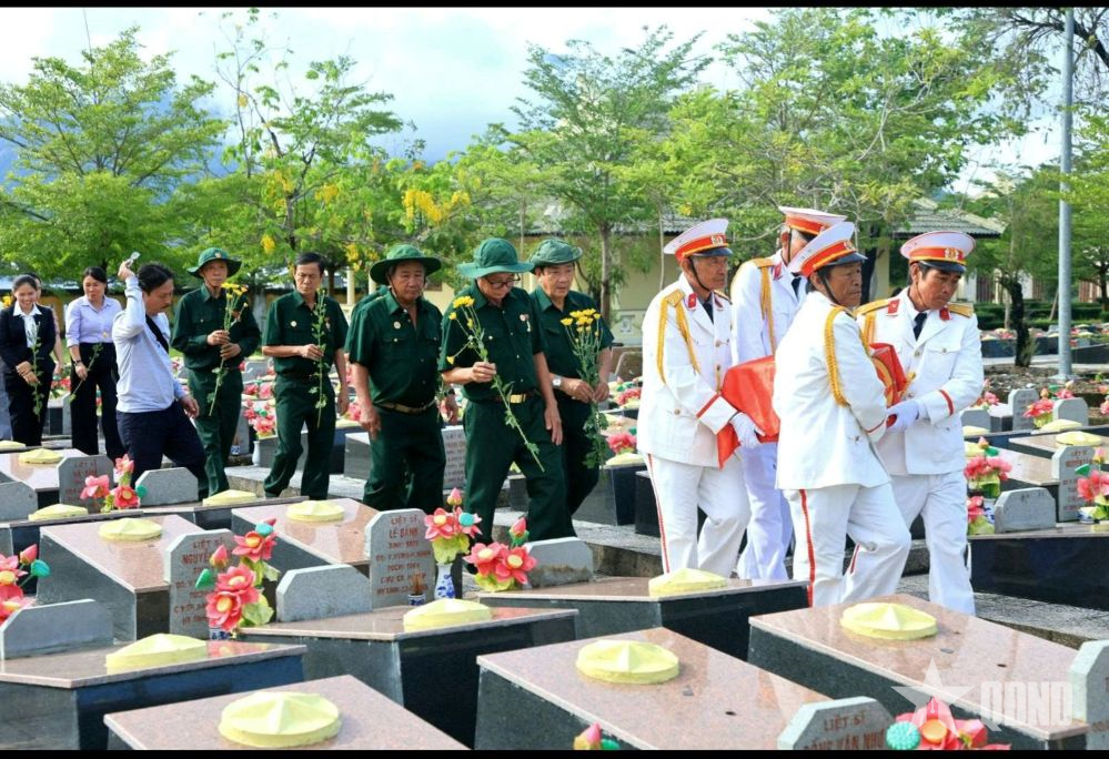 Cất bốc và di dời hài cốt liệt sĩ về quê an táng